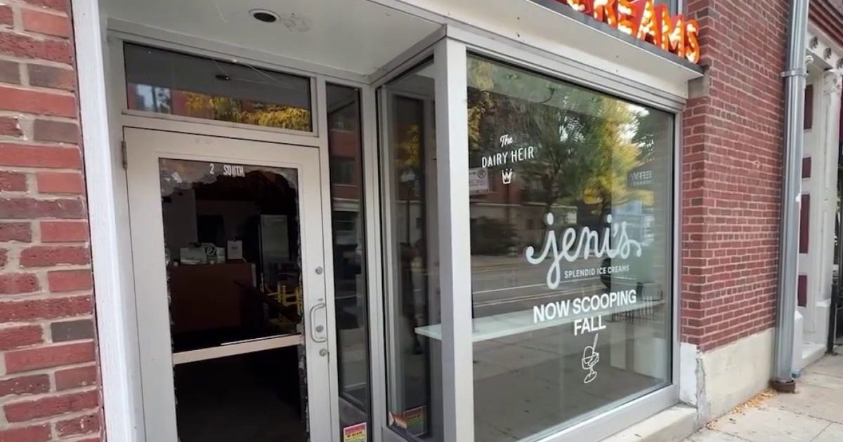Smash-and-grab burglars target several businesses in Chicago's Old Town