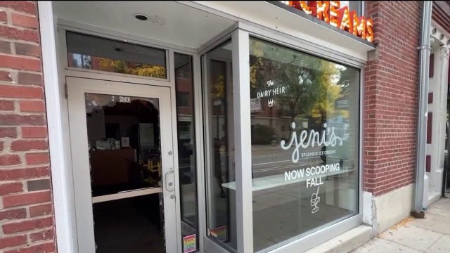 Smash-and-grab burglars target several businesses in Chicago's Old Town