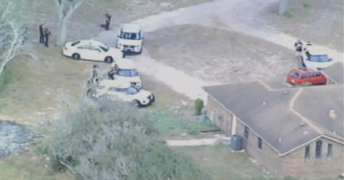 Standoff with murder suspect ends with an arrest | FOX 35 Orlando