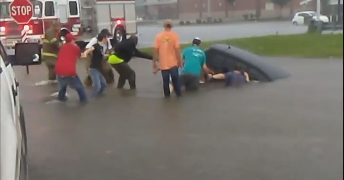 Bystanders form human chain to rescue woman from sinking car | FOX 35 ...