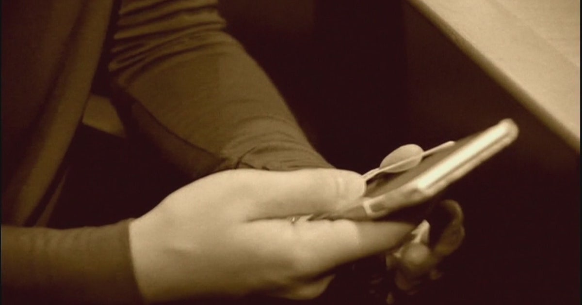 Bill filed in Florida would ban holding phones while driving