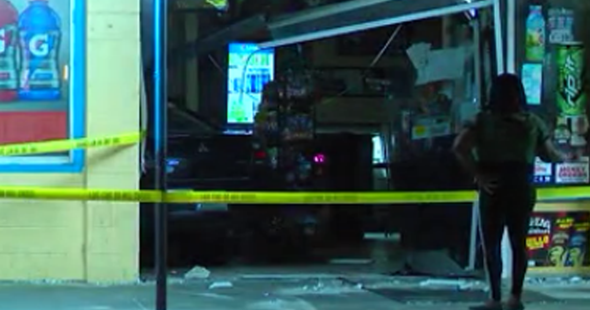Car goes into Orlando building overnight | FOX 35 Orlando