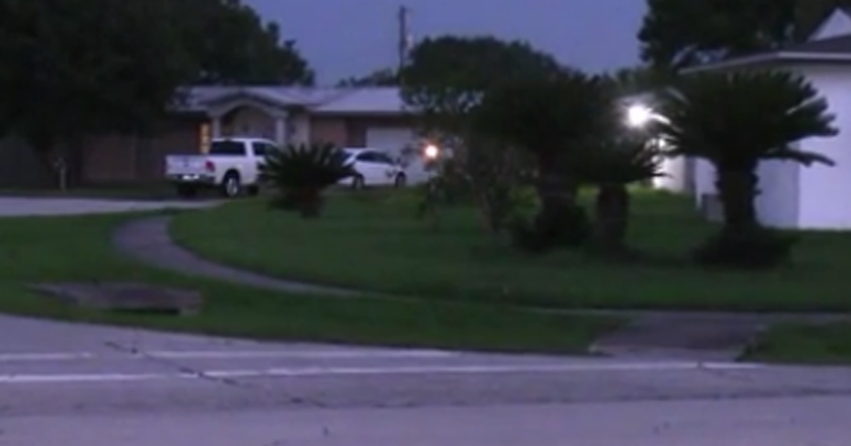 Victim tackles home invasion suspect during robbery, suspect takes off ...