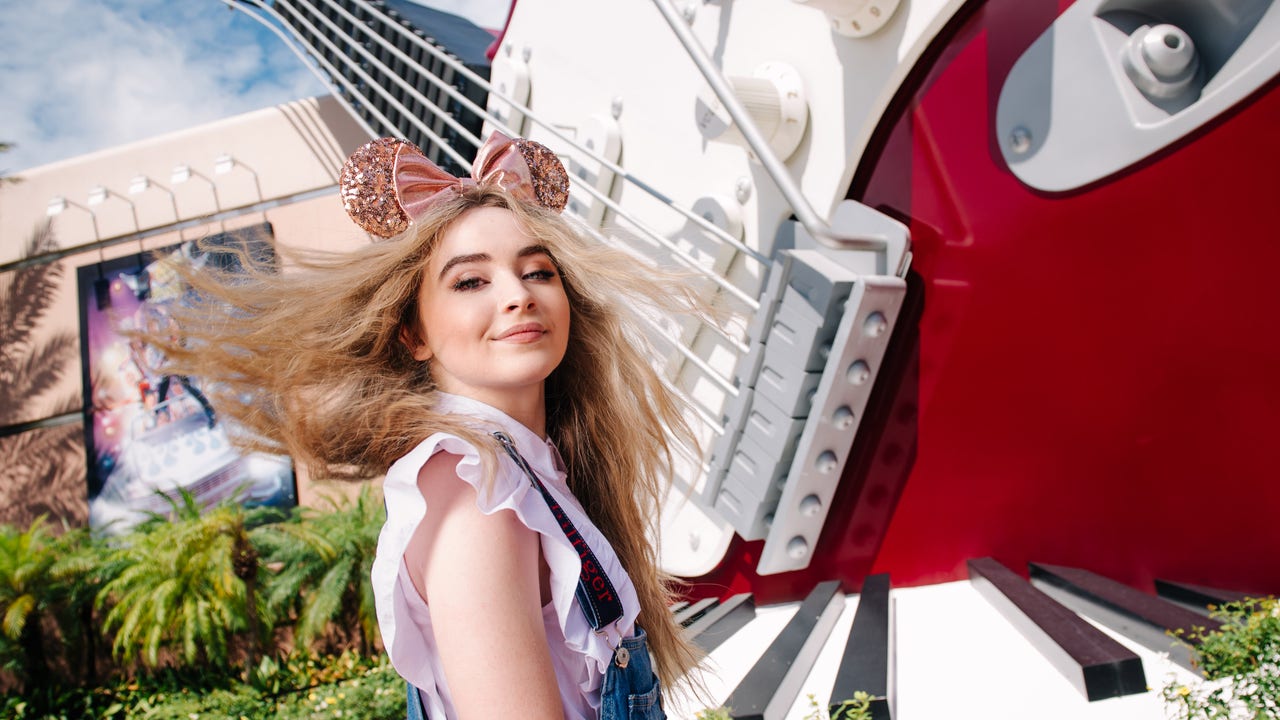 サブリナ　ウォルター　ドナルド　ディズニー　SABRINA FLUX PR Sabrina Carpenter visits Walt Disney World Resort | FOX 35 Orlando