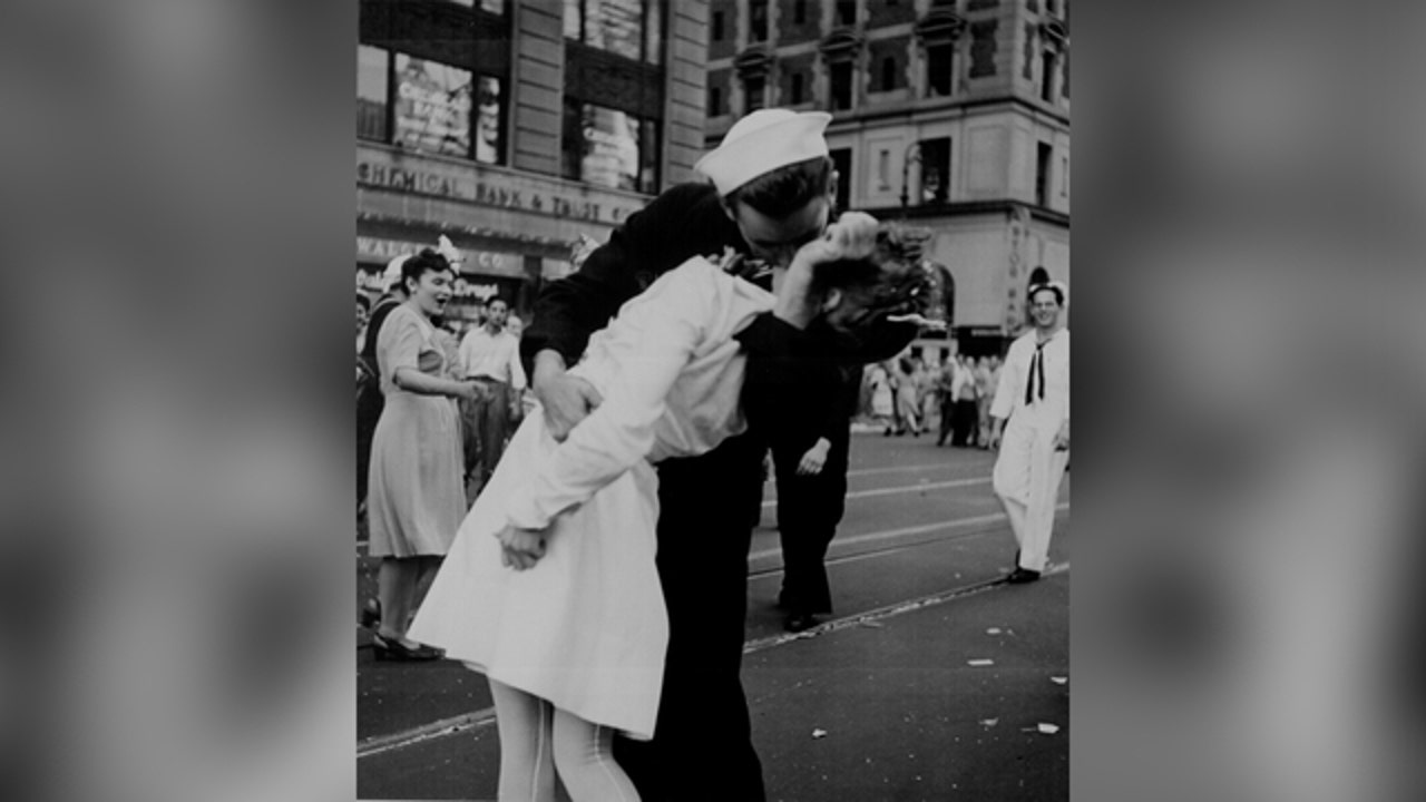 Sailor captured in iconic V-J Day Times Square kiss photo dies at 