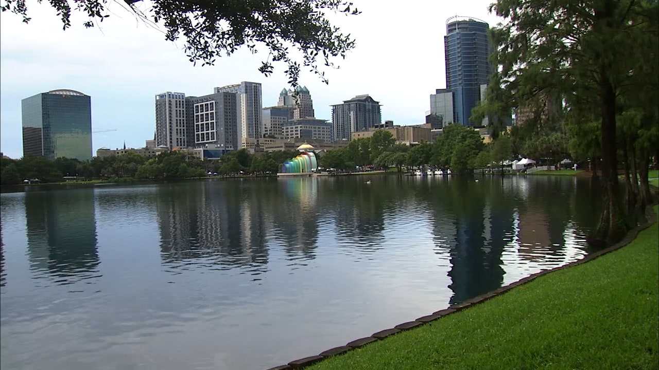 Thousands attend fireworks show at Lake Eola