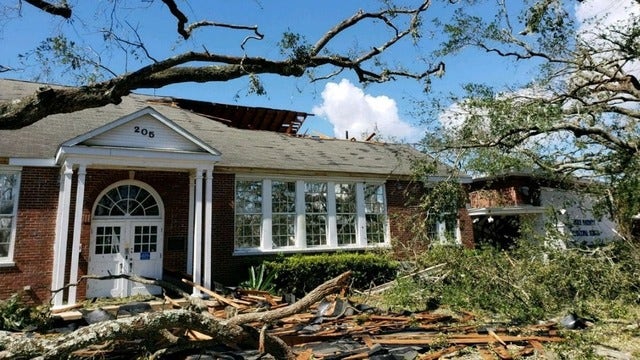 Coach Steve Spurrier helps Florida Panhandle school with hurricane repairs