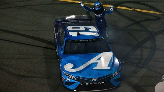 Martin Truex Jr. holds off Joey Logano to win at Richmond