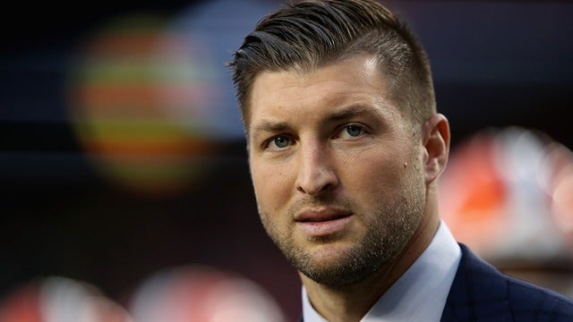 Tim Tebow gives 'perfectly timed' response to someone yelling 'Jesus' after his swing