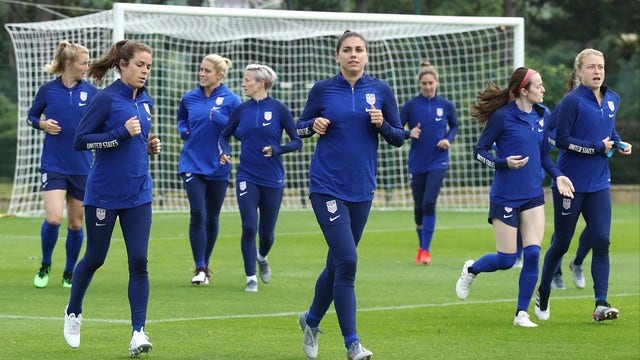 U.S. Soccer, women's team tentatively agree to mediate lawsuit