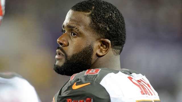 Buccaneers re-sign LT Smith for 3 years, $41.25 million