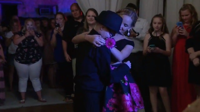 Community hosts homecoming dance for teen battling Stage 4 cancer