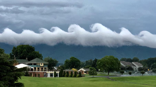 Rare, ocean wave-shaped clouds appear in Virginia