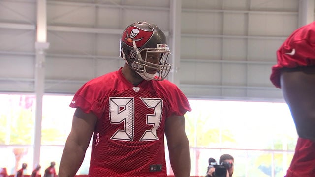 Bucs coaches, teammates get first look at Suh in pewter and red