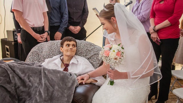 Veteran fulfills last wish of marrying girlfriend shortly before passing away from liver cancer