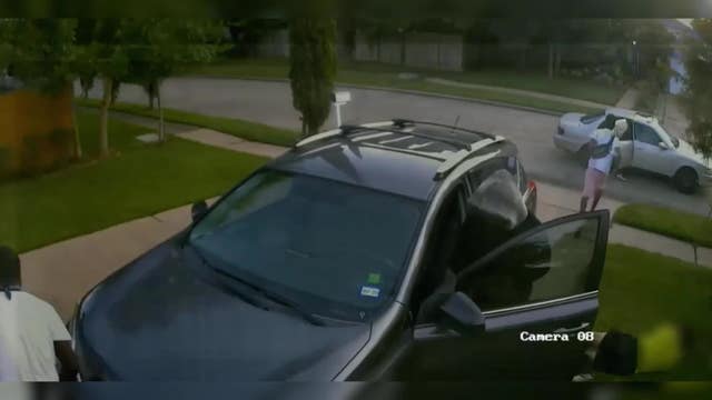 Man carjacked at gunpoint in southwest Houston; police search for suspects