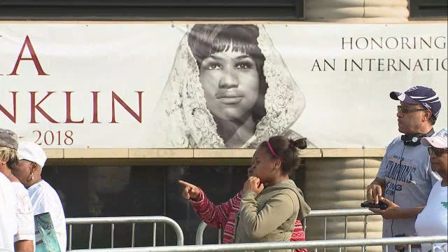Line forms again overnight for second day of Aretha Franklin viewing