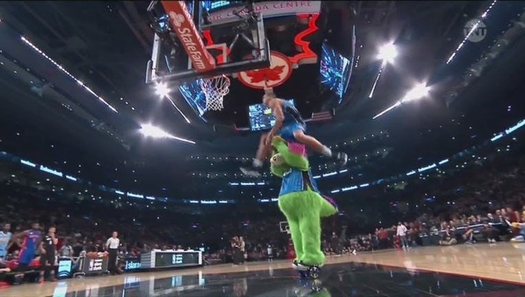 bd7d80ab-Aaron_Gordon_s_amazing_Slam_Dunk_perform_0_20160215111404