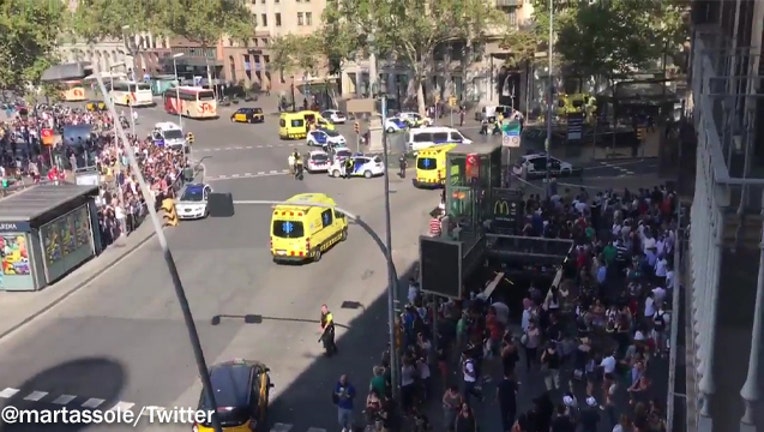 Barcelona_police_say_van_drives_into_cro_0_20170817155925-401720-401720