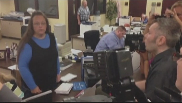 4081f7b3-Clerk_defies_courts_0_147330_ver1.0_1441302349398.jpg