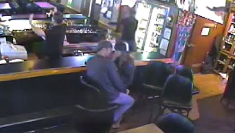 eb394d7a-Couple Oblivious to Armed Robbery-402970