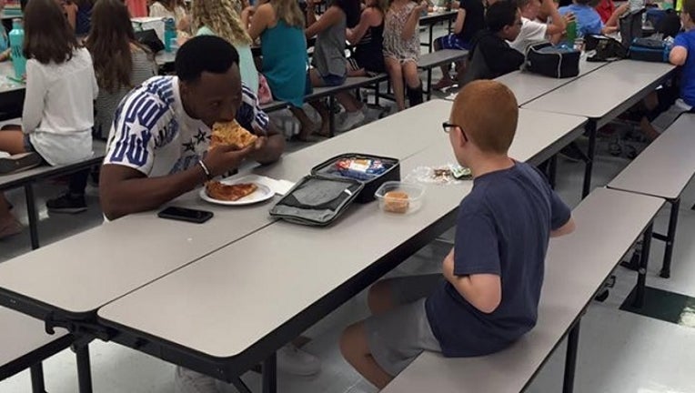5176800f-FSU Player Eats Lunch With Student_1472647501594-401096.jpg