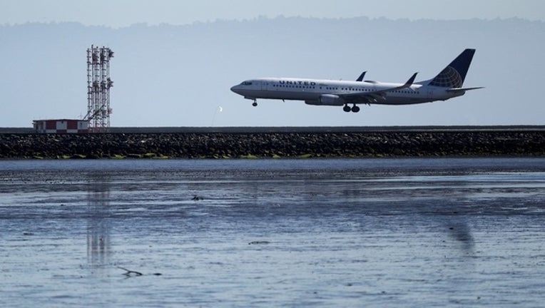 438b3011-GETTY_UNITED AIRLINES PLANE