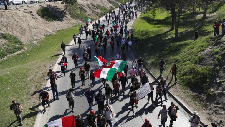 916b4934-GETTY_mexico protest_111918
