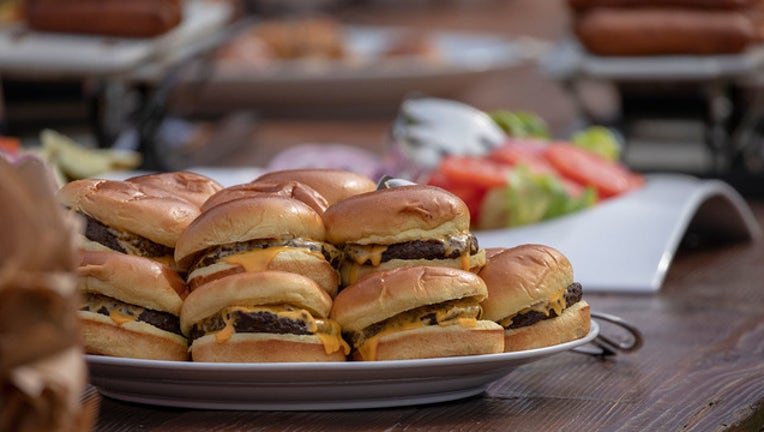 0ecf514e-GETTY_cheeseburgers_091818_1537261707488-401385.jpg