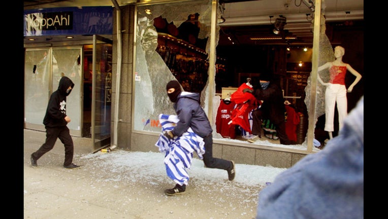 79b9e6f0-39062903riot_20010810_01764.jpg_1551968637937