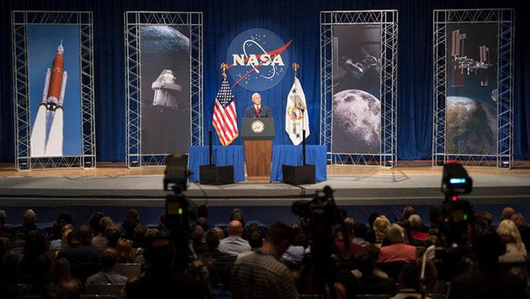 6ce5f4b1-VP Pence Visits Johnson Space Center_1549599046197