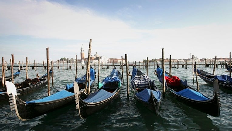 e5287012-GETTY_VENICE ITALY GONDOLAS