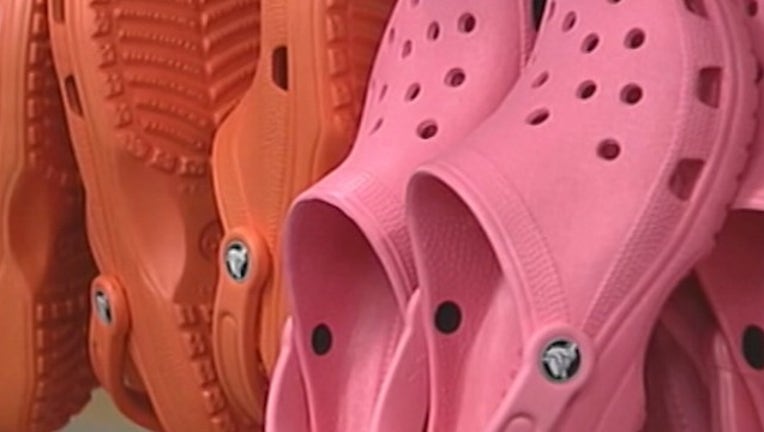 4932ebd1-N CROCS CLOSES FACTORY_00.00.07.24_1533842612754.png-405538.jpg