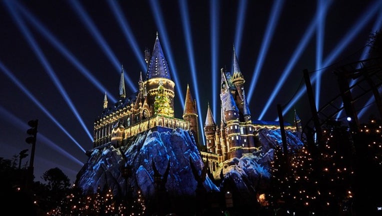 6d1be482-UNIVERSAL ORLANDO RESORT_christmas at the wizarding world of harry potter_042219_1555951310277.png.jpg