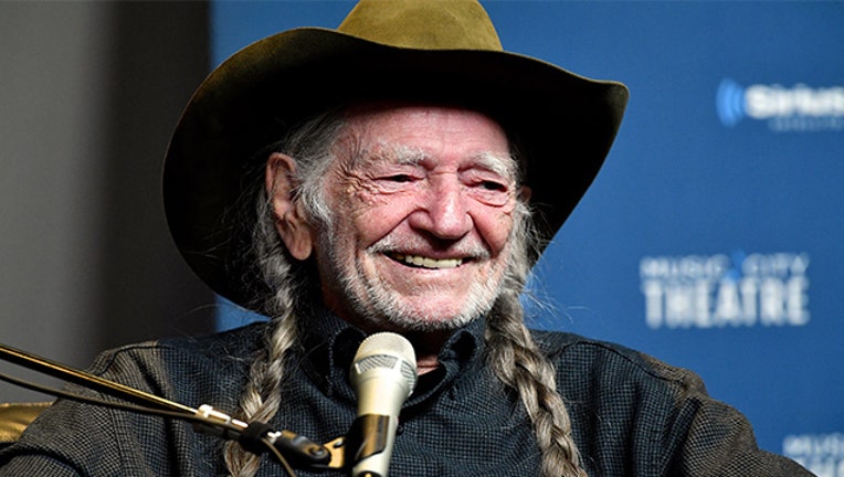 a93f5574-Willie Nelson GETTY_1527450222340.jpg-403440.jpg