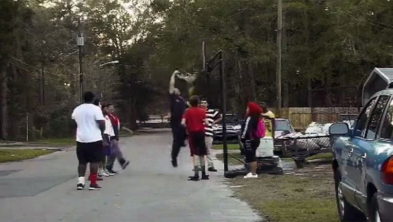 b252f4d4-gainesville-cop-hoops_1453417433462.jpg