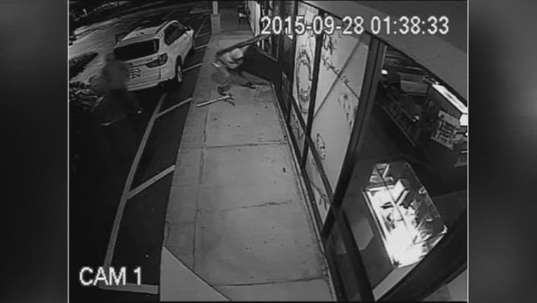 cbe437c0-Jewelry thieves caught on camera