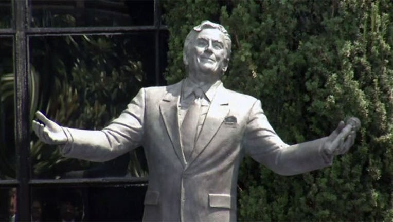 e77cfc5e-tony-bennet-statue_1471652808045.jpg