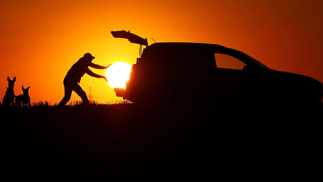 Amazing photos depict man loading the sun into his SUV
