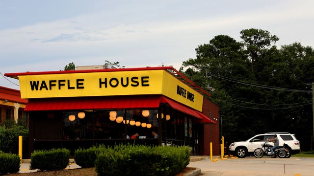 Waffle House customers help out after staffing mix-up