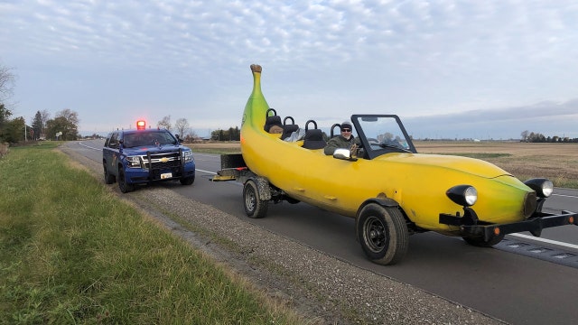 Police: Officer pulls over man driving banana car, gives him $20 instead of a ticket
