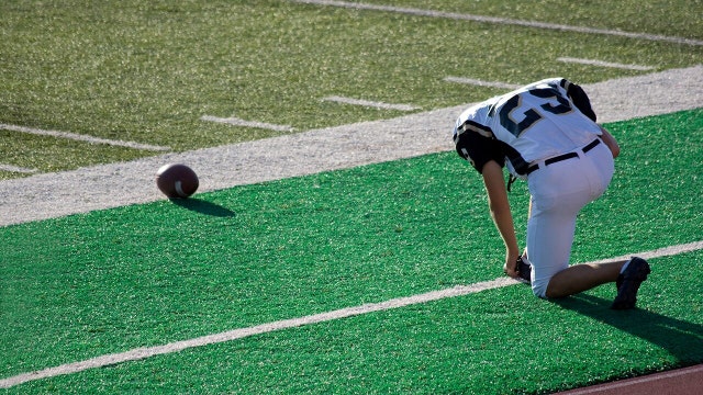 Missouri high school football coach, team under fire for ‘illegal’ prayer after complaint from atheist group