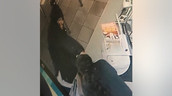 Daytona Beach police search for stabbing suspect