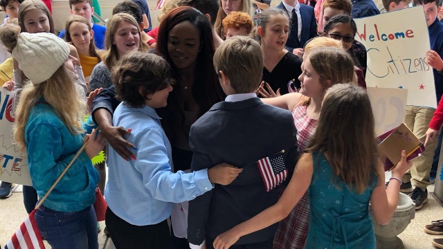Florida teacher becomes U.S. citizen with students by her side