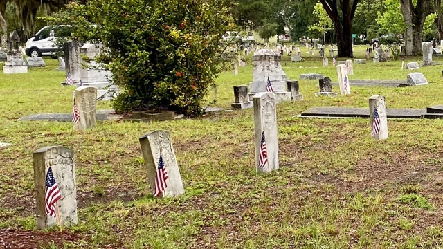City holds Memorial Day drive-by ceremony at Florida cemetery where hundreds of veterans are laid to rest