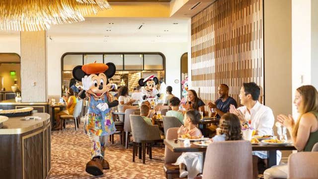 Disney modifies policy to require eating in place when face masks are removed