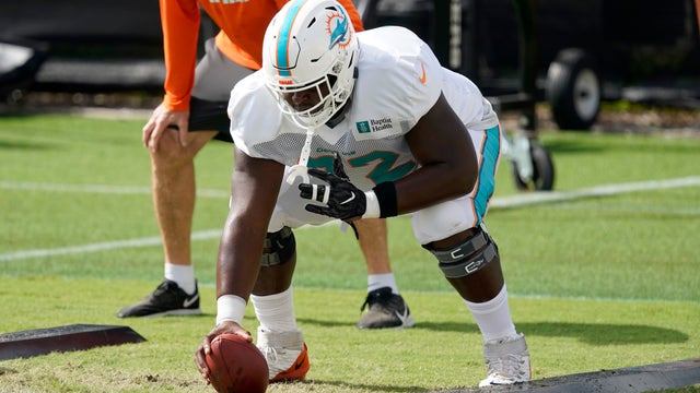 Miami Dolphins stun Las Vegas Raiders 26-25 to move closer to playoffs