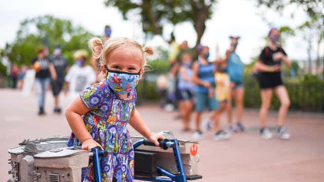 Florida toddler with spina bifida gains strength by walking through Disney World