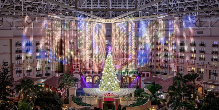New Christmas Pop Up At Gaylord Palms Lets Guests Walk Through Holiday Movie Scenes