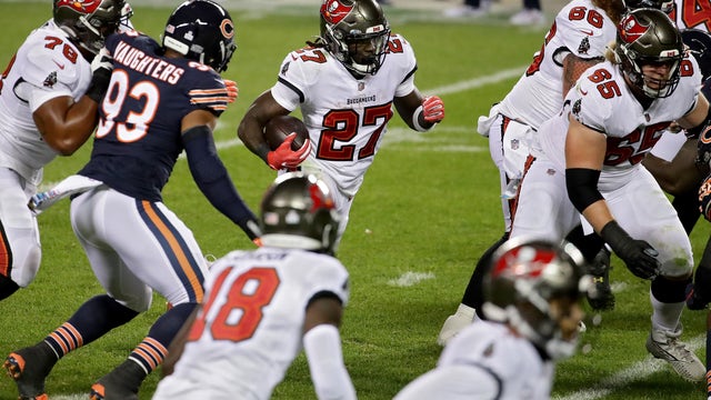Jones goes over 100 yards again for Bucs in loss to Bears